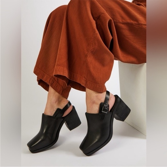 INTENTIONALLY BLANK Shoes - Intentionally Blank Mules Honcho in Black Leather